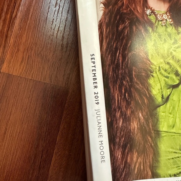 InStyle Magazine - Julianne Moore - September 2019 - Picture 2 of 3